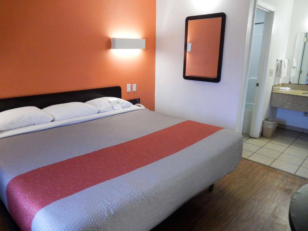 Motel 6-Clute, Tx Zewnętrze zdjęcie